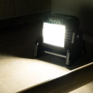 MAKITA ML003G TYÖMAAVALAISIN XGT/LXT AKKU. 450/1100 LUMEN. RUNKOVERSIO 2