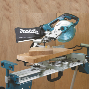 MAKITA WST06 KOKOONTAITETTAVA JALUSTA WST06. PITUUS 1150-2550MM. KANNETTAVA, PYÖRILLÄ, 16KG 2