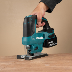 MAKITA DJV184Z PISTOSAHA 18V, KAARIKAHVA HIILIHARJATON MOOTTORI. RUNKOVERSIO 9