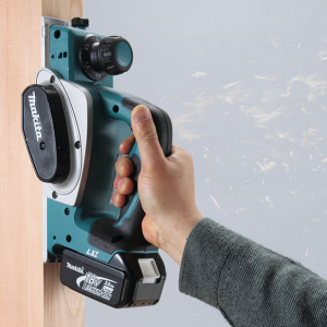 MAKITA DKP180Z HÖYLÄ 18V, HÖYLÄYSLEVEYS 82MM, PAINO 3,3KG. RUNKOVERSIO 2