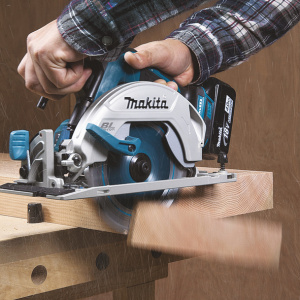 MAKITA DHS680Z PYÖRÖSAHA 18V, HIILIHARJATON, SAHAUS 57MM, TERÄ 165X20 Z=25. RUNKOVERSIO 2
