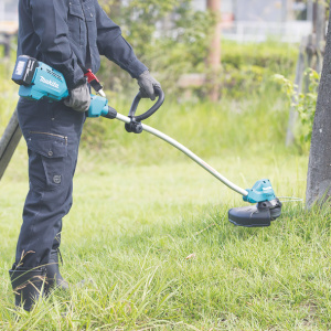 MAKITA DUR189Z RUOHOTRIMMERI 18V, HIILIHARJATON, LYHYT, LEIKKUULEVEYS 300MM. RUNKOVERSIO 2